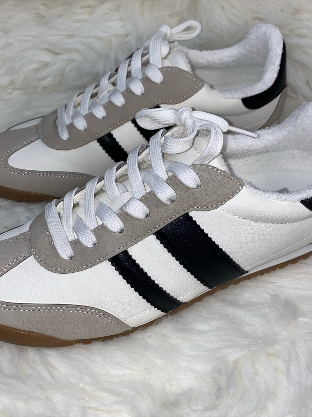 Woman sneakers New size 10 DV DOLCE VITA Black Stripe